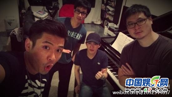 王力宏李云迪親密看電影被抓現(xiàn)行 網(wǎng)友呼：在一起！