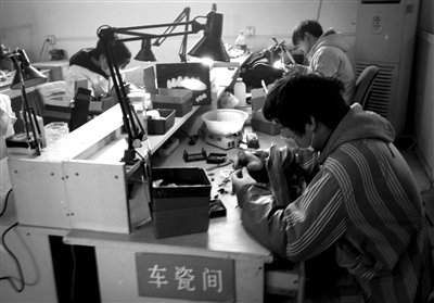 黑工廠(chǎng)抹“鞋油”為假牙增亮 502膠水固定掉牙