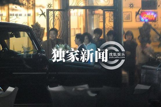 劉曉慶車(chē)內(nèi)描眉梳頭 帶經(jīng)紀(jì)人易綱赴家宴