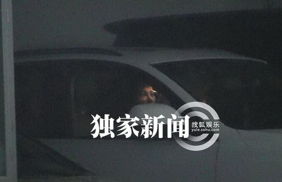 劉曉慶車內描眉梳頭 帶經(jīng)紀人易綱赴家宴