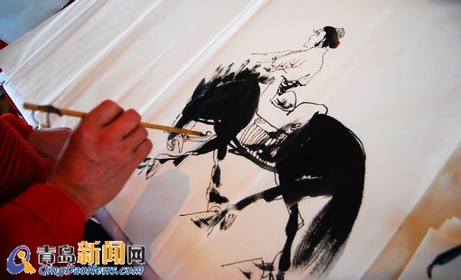 青島書(shū)法家潑墨揮毫寫地鐵站名 曬名畫(huà)作品