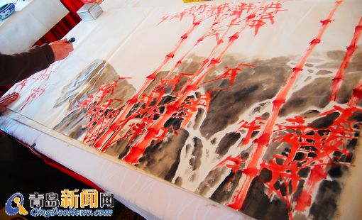 青島書(shū)法家潑墨揮毫寫地鐵站名 曬名畫(huà)作品