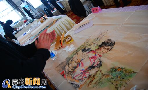 青島書(shū)法家潑墨揮毫寫(xiě)地鐵站名 曬名畫(huà)作品