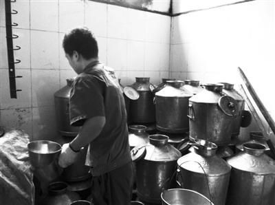 11月26日，在酒鬼酒生產(chǎn)基酒的車間，輸酒管、接酒桶都已是不銹鋼材質(zhì)，基酒產(chǎn)出后將進(jìn)入酒窖封存。