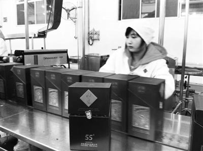 11月26日，酒鬼酒成品酒包裝車間，55°酒鬼酒正在包裝。 新京報(bào)記者 鄭道森 攝