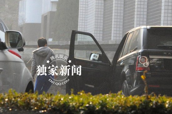 馬伊琍帶女兒悠閑逛商場(chǎng) 著急找不到車位面露難色
