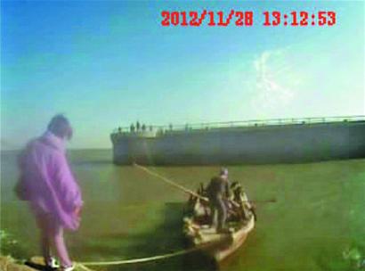 民警戰(zhàn)大浪4救釣魚(yú)男