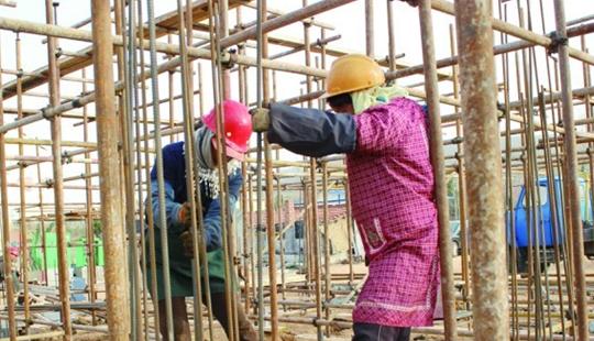 青島建筑工日薪5百白領自愧不如 后悔上大學