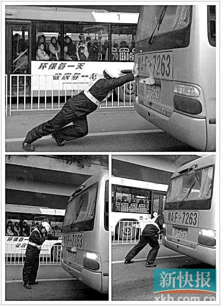 中巴拋錨 交警推車(chē)很給力