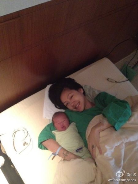 4月5日，小S生下小女兒。