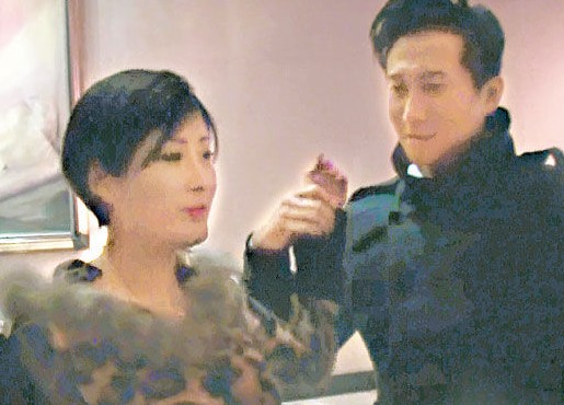 傳沖突事件中洪天明有份拉開眾人，旁為周家蔚。