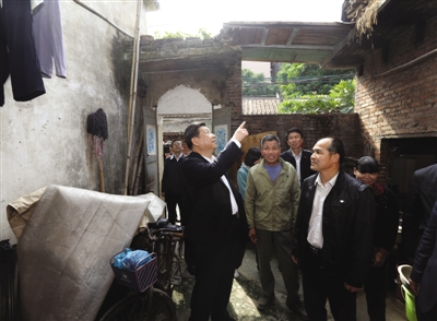12月7日至11日，中共中央總書記、中央軍委主席習(xí)近平在廣東省考察工作。這是習(xí)近平在順德黃龍村看望村民張錫堯一家?？吹椒块g有漏水的痕跡，他要求當(dāng)?shù)貛椭鉀Q。新華社記者 蘭紅光 攝