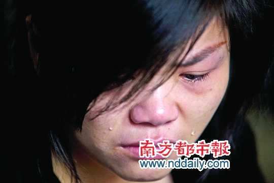  在講述姐姐生前事時，譚小勤的妹妹淚流滿面。