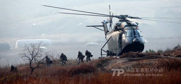 資料圖：南京軍區(qū)機降部隊投入戰(zhàn)斗。