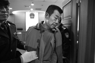 昨日宣判后，劉書魁被法警帶出法庭。通訊員 李佳 攝