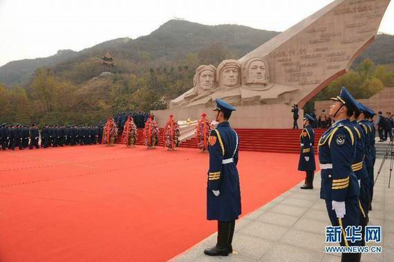 資料圖：中國空軍官兵瞻仰空軍英雄紀念墻。