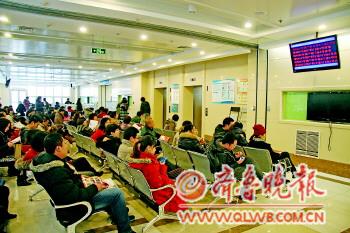 18日上午,在青島婦兒醫(yī)院產(chǎn)科門診候診的孕婦及家人。本報記者董海蕊攝