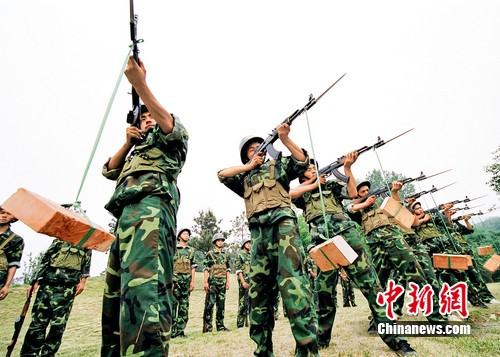 嵩山少林武術職業(yè)學院的學員在進行射擊訓練