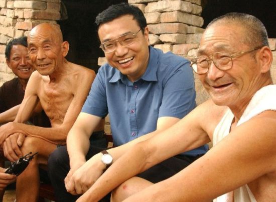 李克強(qiáng)在“棚改”過(guò)程中一再?gòu)?qiáng)調(diào)的“萬(wàn)事民為先”這句話(huà)，成為他日後主政的核心理念。新華社