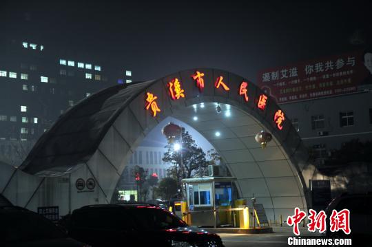 圖為24日晚上，一名遇難孩童家屬向記者講訴事故發(fā)生經(jīng)過。 劉占昆 攝