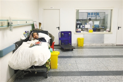 姚四海的病床占了兩三個(gè)病床的位置，他5年沒交過錢。