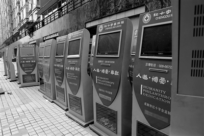 損壞回收的募捐箱堆放在街頭（左圖），募捐箱里的捐款已發(fā)霉（右圖）。網(wǎng)友供圖