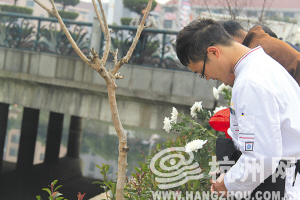 幾天來，不斷有永康市民自發(fā)來到救人現(xiàn)場(chǎng)祭奠。