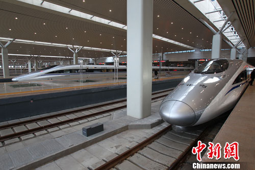12月26日，河南鄭州，即將發(fā)車的京廣高鐵。當日，世界上運營里程最長的高速鐵路京廣高鐵正式開通運營，全程2298公里，全線設計時速350公里。中新社發(fā) 王中舉 攝