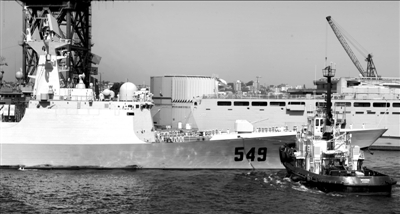12月22日，中國海軍第十二批護航編隊“常州”號導彈護衛(wèi)艦駛離澳大利亞悉尼花園島海軍基地。當天，中 國海軍第十二批護航編隊結束對澳大利亞的訪問，啟程回國。新華社發(fā)
