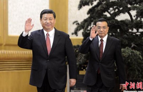 11月15日，新當(dāng)選的中共中央總書(shū)記習(xí)近平和中共中央政治局常委李克強(qiáng)、張德江、俞正聲、劉云山、王岐山、張高麗在北京人民大會(huì)堂與中外記者見(jiàn)面。圖為習(xí)近平、李克強(qiáng)向記者揮手致意(中新社發(fā) 廖攀 攝)