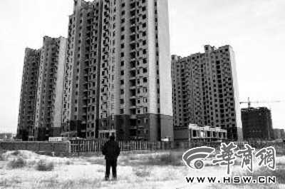 寒風(fēng)中，姜?jiǎng)P喜望著已經(jīng)封頂?shù)男^(qū)心里很失落