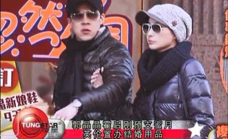 近日在網(wǎng)絡(luò)上曝光出一張二人傳婚變后最新合影，兩人似是在參加某個活動，從照片中可以看出，二人的感情依然很好，這也更有力的粉碎了謠言。
