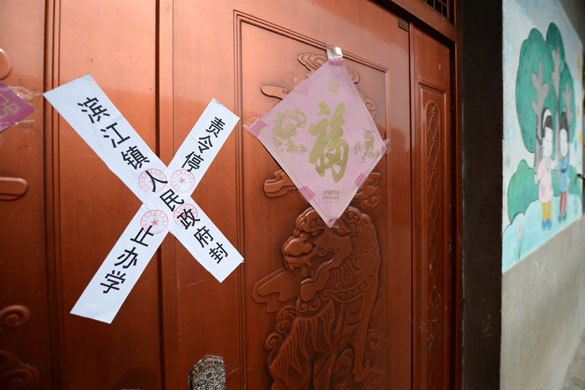 貴溪市濱江鎮(zhèn)春蕾幼兒園大門被貼上封條（2012年12月25日攝）。