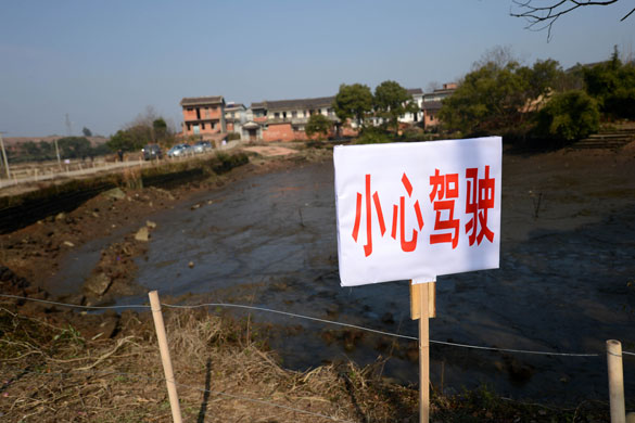 貴溪市交通部門在事故現(xiàn)場設(shè)置了“小心駕駛”警示牌（2012年12月25日攝）。