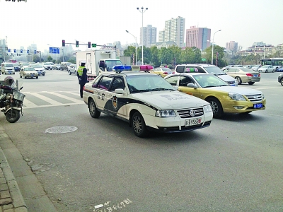 大圖為交警在事發(fā)現(xiàn)場(chǎng)，小圖為賣(mài)椰奶的面包車(chē)。視頻截圖