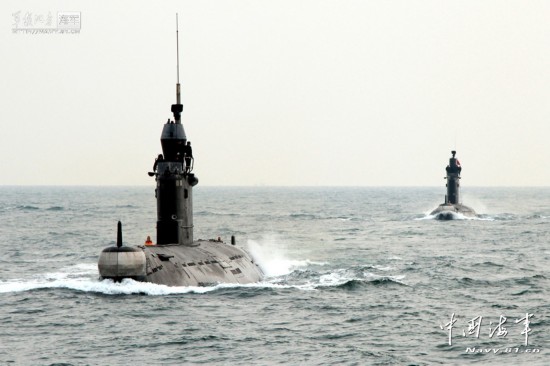 北海艦隊(duì)某潛艇支隊(duì)將多艘潛艇拉到陌生海域，組織潛潛、潛艦等近似實(shí)戰(zhàn)的對(duì)抗演練。