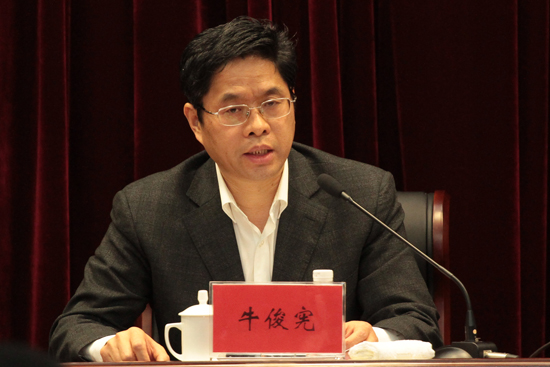   市委常委、常務(wù)副市長(zhǎng)?？棾鱿瘯?huì)議并講話