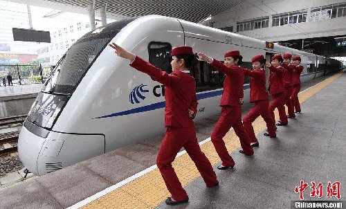 海西動(dòng)姐擺出“動(dòng)車style”，以良好的精神風(fēng)貌迎蛇年春運(yùn) 