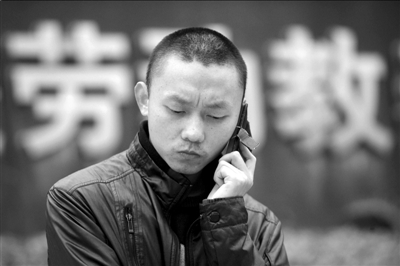 任建宇在勞教所門口接受電話采訪（資料圖片）。本報(bào)記者徐曉帆攝