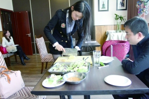 前來征婚的姑娘們先要接受四個評委對其形象、生活、慈善、情感4方面的考核。