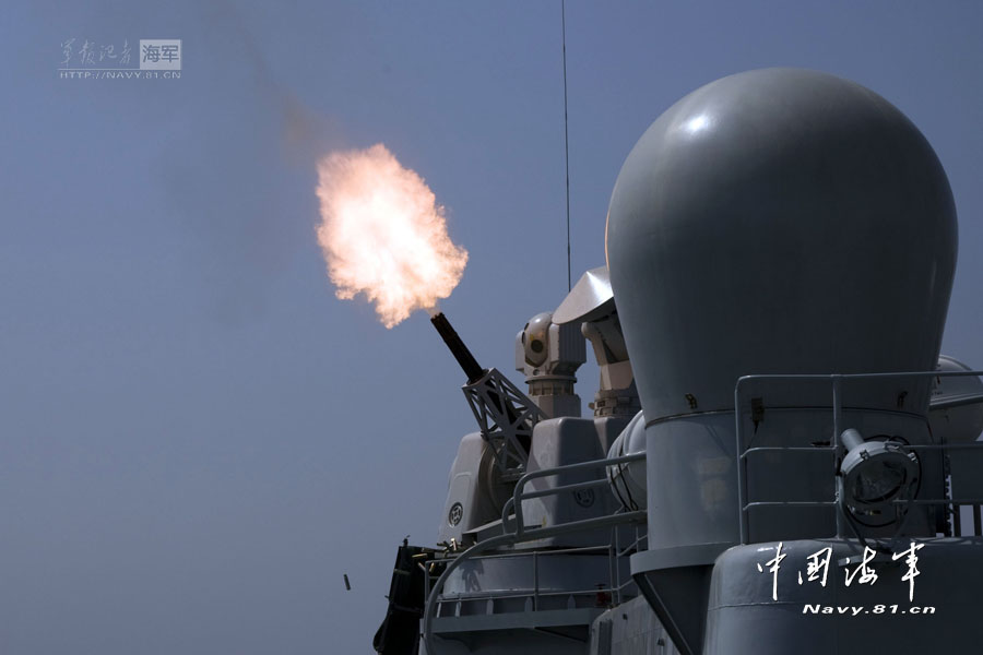 “青島”號導彈驅(qū)逐艦實彈射擊火力猛烈