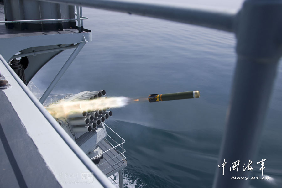 “青島”號導彈驅(qū)逐艦實彈射擊火力猛烈