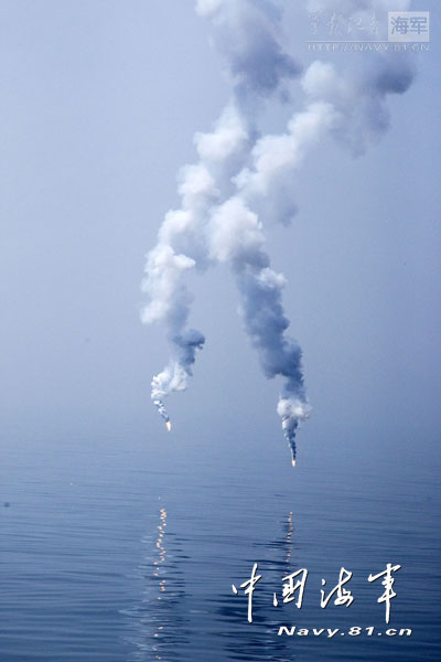 “青島”號導彈驅(qū)逐艦實彈射擊火力猛烈
