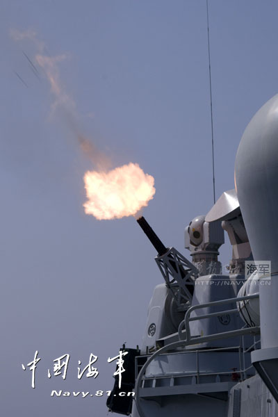 “青島”號導彈驅(qū)逐艦實彈射擊火力猛烈