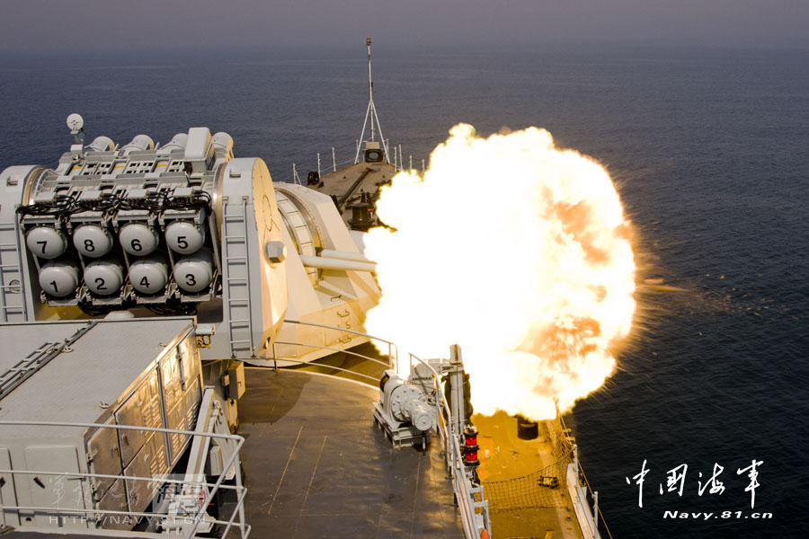 “青島”號導彈驅(qū)逐艦實彈射擊火力猛烈