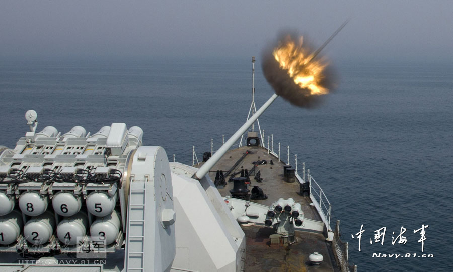 “青島”號導彈驅(qū)逐艦實彈射擊火力猛烈