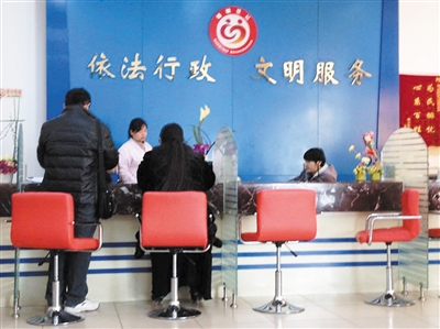 1月5日，某區(qū)民政局婚登處，裴莉和許昌赫領結(jié)婚證。