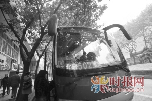 市民可以在乘車前做好少喝水、先上廁所的準(zhǔn)備，避免出現(xiàn)類似的尷尬局面
