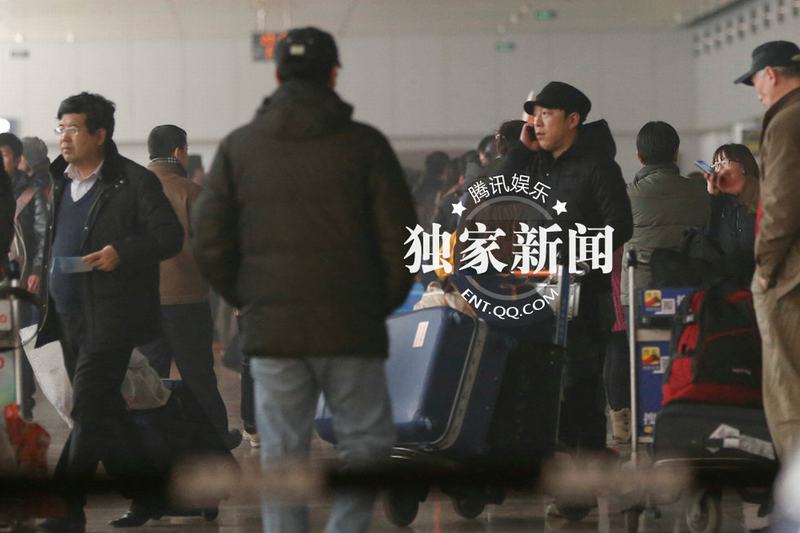 黃渤攜妻女度假歸來(lái)豪車返家 兩歲女兒正面照曝光