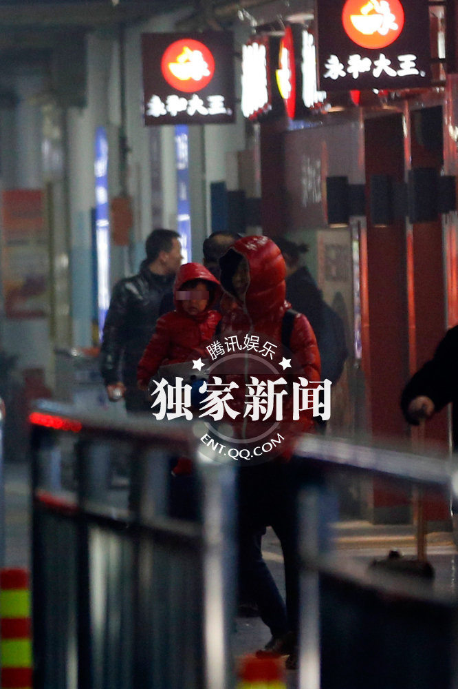 黃渤攜妻女度假歸來(lái)豪車(chē)返家 兩歲女兒正面照曝光